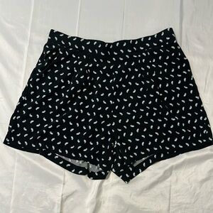 NWOT TORRID PAISLEY PRINTED BLACK SHORTS